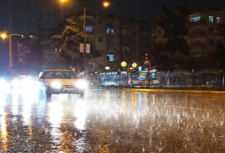 X (eski adıyla Twitter) platformunda yaşanan erişim sıkıntısı 26 Mart Perşembe günü pek çok kullanıcıyı etkilerken, milyonlarca kişi giriş yapmaya çalıştığında hata aldığını belirtiyor. Kullanıcılar “X çöktü mü, Twitter neden açılmıyor, erişim engeli mi var?” gibi soruların yanıtını ararken, dünya genelinde de “X down” ve “Is Twitter down?” şeklindeki aramalar hızla artmış durumda. Platforma erişim sorunlarının kaynağı merak edilirken, pek çok kişi problemin genel bir çökme mi yoksa bölgesel bir