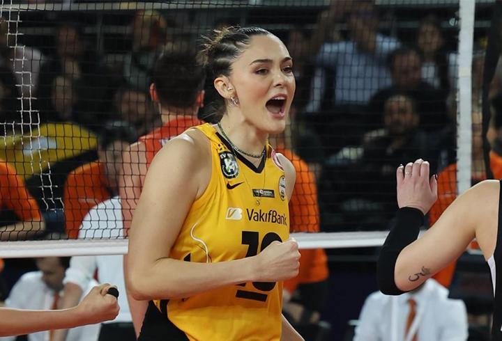Finalde Eczacıbaşı'nı yenen VakıfBank, Kupa Voley'de şampiyon oldu