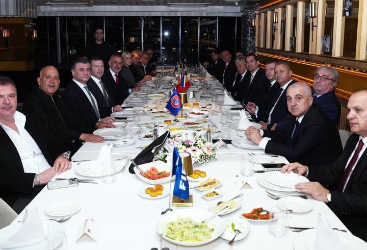 Türkiye A Milli Erkek Futbol Takımı, 24 yıl aradan sonra Dünya Kupası yolunda sahneye çıkıyor. Milliler, play-off yarı final mücadelesinde bugün saat 20.00’de Romanya ile karşı karşıya gelecek. Karşılaşma, İstanbul’daki Tüpraş Stadyumu’nda oynanacak ve TV8 ekranlarından canlı olarak izlenebilecek. Maçı, François Letexier yönetecek. Bu kritik mücadele, Türkiye’nin uzun süredir beklediği Dünya Kupası sahnesine dönüş yolunda büyük önem taşıyor. Maç öncesinde ise Romanya Millî Futbol Takımı oyuncula