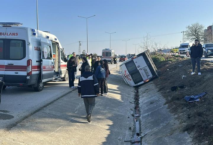 Yolcu minibüsüyle otomobil çarpıştı: 8 yaralı