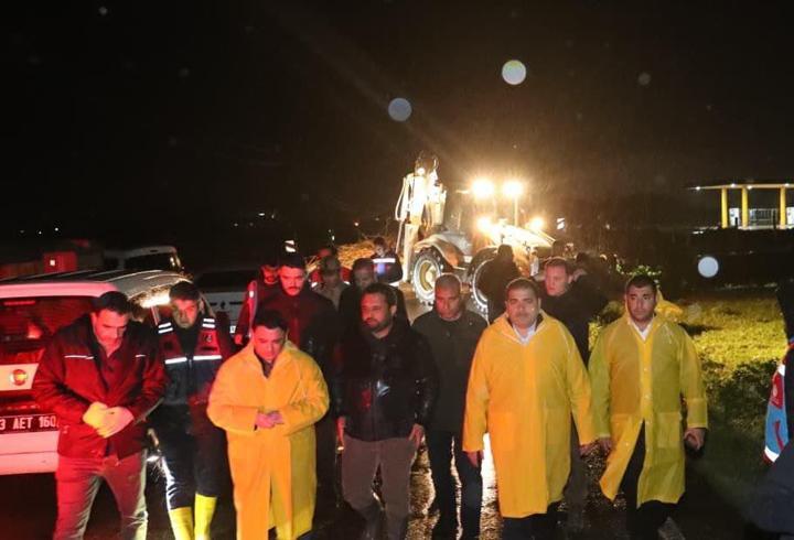 Şanlıurfa'da dere taştı; su altında kalan evdeki 10 kişilik aile kurtarıldı