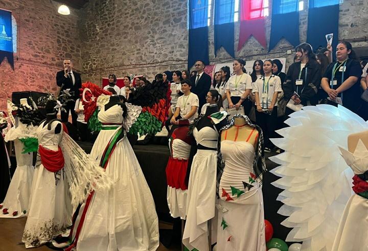 Meslek lisesi öğrencileri Filistin'i kumaşla anlattı