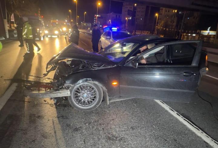 İstanbul - Avcılar D-100’de bariyerlere çarpıp kaza yaptı; aracını bırakıp kaçtı