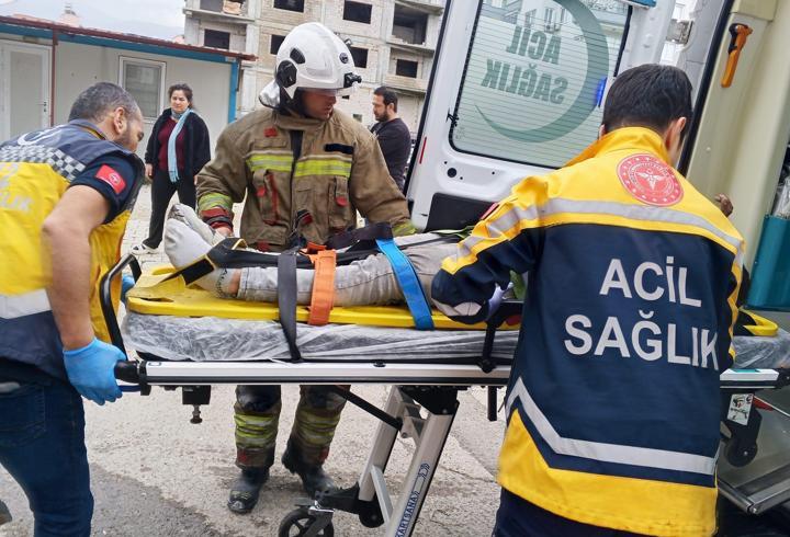 Asansör boşluğuna düşen işçi yaralandı