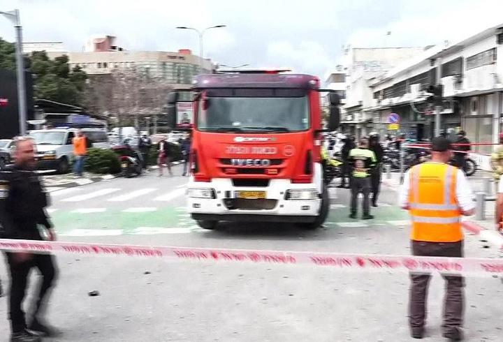 İsrail'de sirenlerin çalmasıyla birlikte halk da sığınaklara gidiyor. Patlama sesleri ise bölgeden yükselmeye devam ediyor. CNN TÜRK ekibinden Emrah Çakmak ve Halil Kahraman, bölgedeki alarm durumunu görüntüledi.3