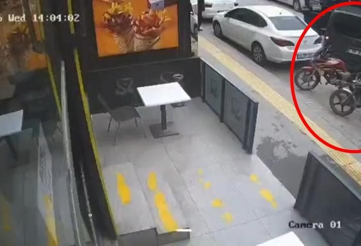 Sürücüsünün fren yerine gaza bastığı hafif ticari araç, 4 araca çarptı