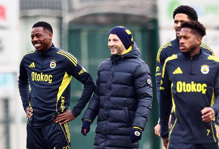 A Millî Futbol Takımı, 2026 FIFA Dünya Kupası Avrupa Elemeleri play-off turu yarı finalinde İstanbul'da Romanya ile karşı karşıya gelecek. TV8 ekranlarından naklen yayınlanacak bu müsabakanın canlı anlatımı burada. 1