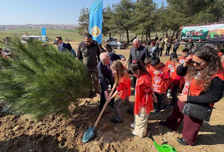 Keşan’da ilkokul öğrencileri fidan dikti