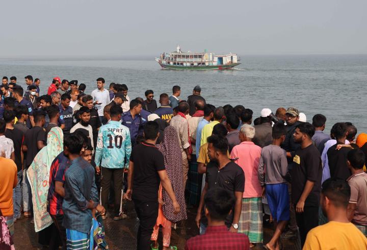 Bangladeş'te feribota girmeye çalışan otobüs nehre düştü: 26 ölü!
