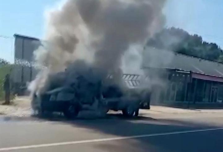 Seyir halindeki kamyonet yandı