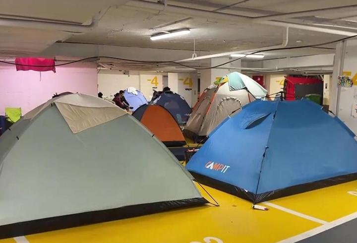 İsrail'de sığınaklarda çadır kampları