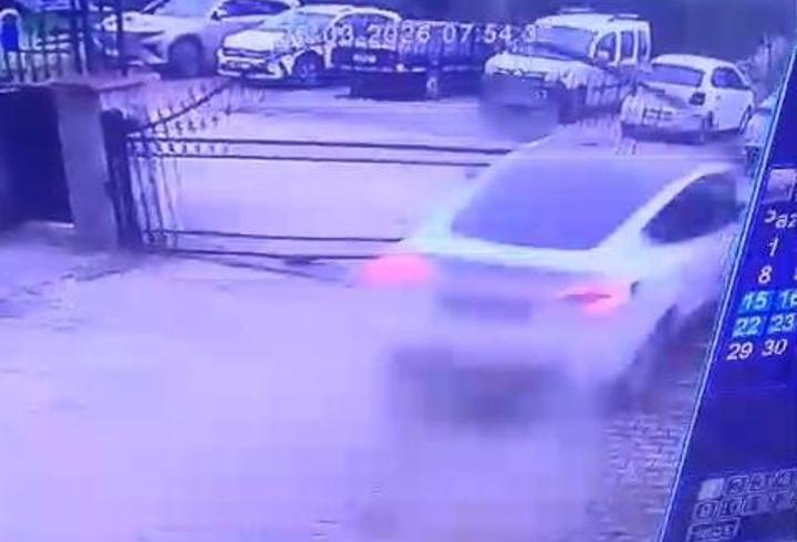 Otomobilin sitenin demir kapısını kırdığı kaza anı kamerada