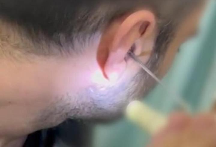 Kulağına gizlediği uyuşturucuyla yakalandı