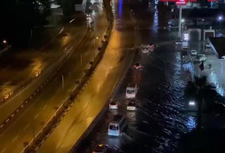 Hatay'da sağanak; cadde ve sokaklar göle döndü