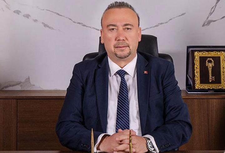 27 Mart, her yıl “Dünya Tiyatrolar Günü” olarak anılıyor; perde arkasından sahne ışıklarına uzanan o büyülü yolculuğun simgesi hâline gelen bu özel gün, tiyatronun toplumdaki derin izini hatırlatarak sanatseverleri yeniden salonların sıcak atmosferine davet ediyor ve “27 Mart gerçekten Dünya Tiyatrolar Günü müdür, bu anlamlı gün nasıl ortaya çıktı?” sorularını akla getiriyor.3