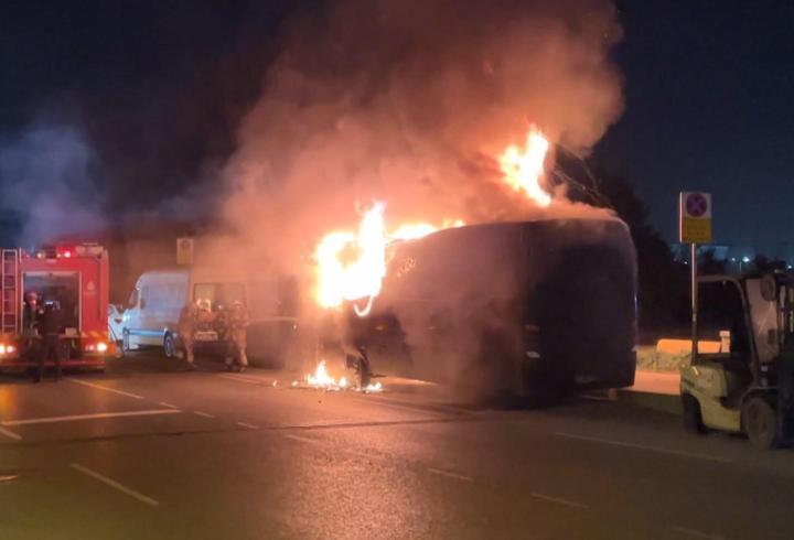 Kağıthane'de park halindeki servis midibüsü alev alev yandı