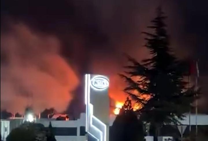 Fabrika bacasında çıkan yangın büyümeden söndürüldü