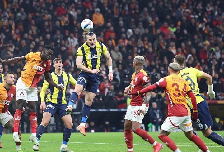 Dünyaca ünlü İtalyan gazeteci Nico Schira’nın aktardığı bilgilere göre, Romelu Lukaku ile Napoli arasındaki sözleşme süreci sona yaklaşırken, yıldız golcünün geleceği belirsizliğini koruyor. Tecrübeli futbolcunun, kulübüyle yollarını ayırmaya hazırlandığı ifade ediliyor.1