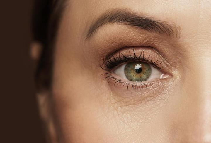 Makyaj uzmanı uyardı: Genç gösteren göz makyajı tüyosu