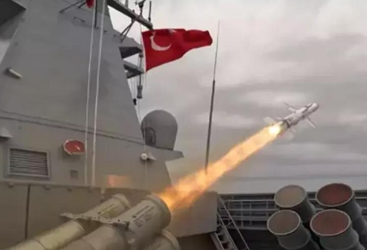 Gemisavar füzesi ATMACA, kara hedefini tam isabetle vurdu