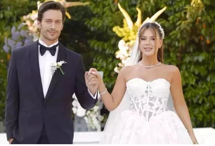 Feyyaz Şerifoğlu ile Merve Dinçkol bebeklerinin cinsiyetini açıkladı: “Bir kızımız olacak”