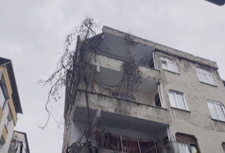 SON DAKİKA... Bağcılar'da 4 katlı binanın çatısı çöktü!