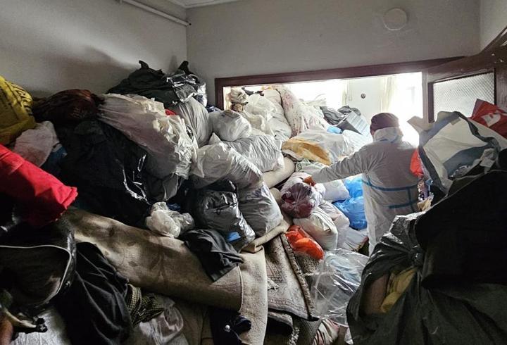 Bursa'da mahalle şikayet etti, evden 4 kamyon çöp çıktı