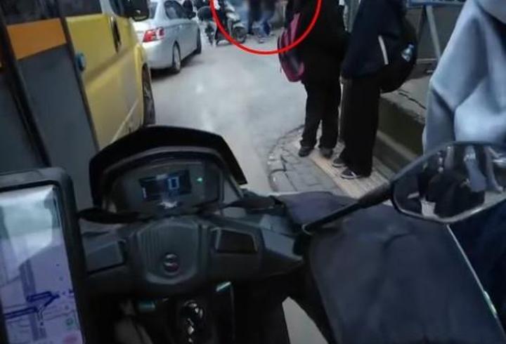 Bursa'da 1 kişinin yaralandığı 'yan bakma' kavgası kamerada