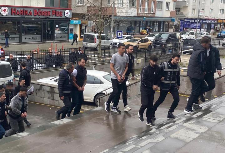 Banka hesabını kiraladığı kişilere ulaşamayınca arkadaşlarını kaçırıp darbettirdi