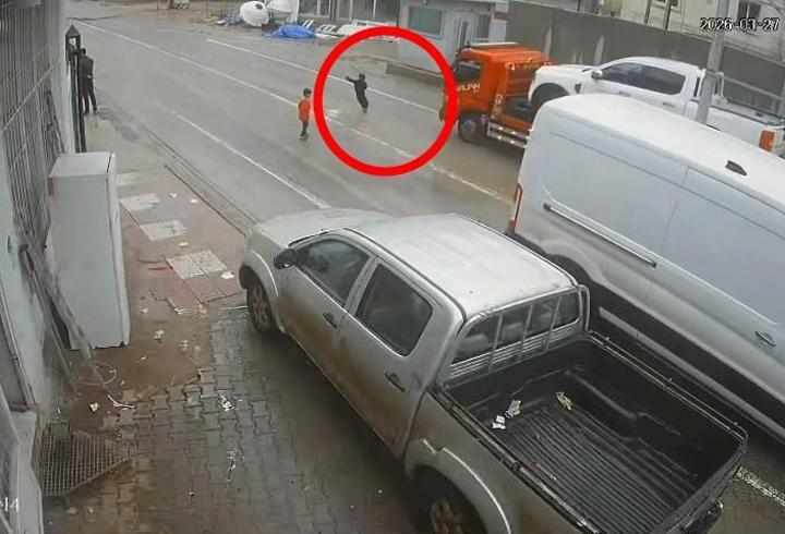 Yola fırlayan çocuk kazadan son anda kurtuldu