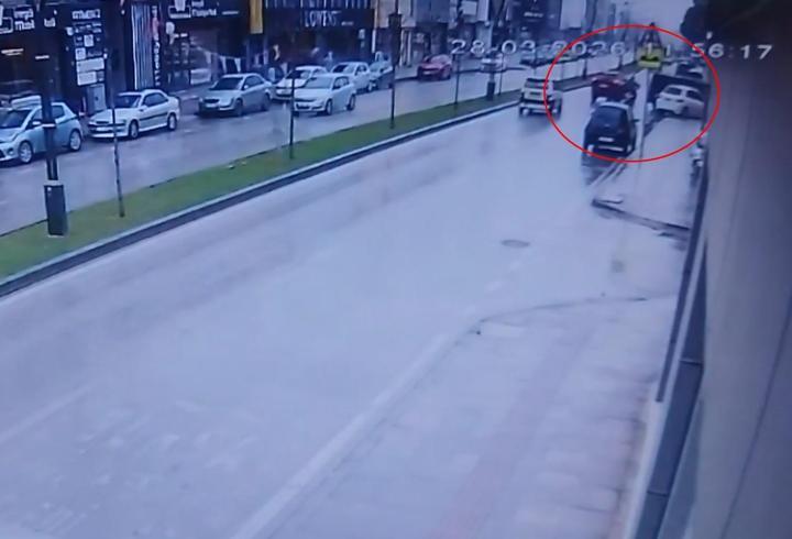 Otomobille çarpışan motosikletin sürücüsü yaralandı; kaza kamerada