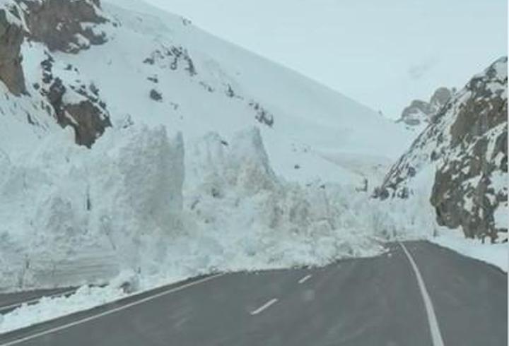 Van-Hakkari kara yoluna çığ düştü, araçlar mahsur kaldı