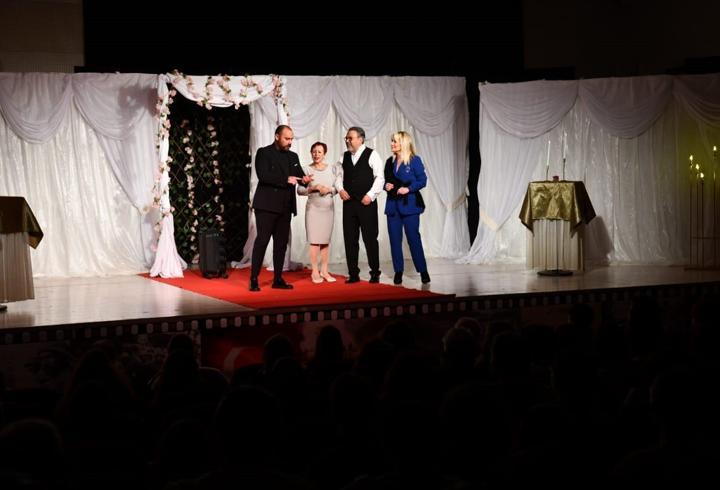 Çocuk kıyafeti getirdiler, tiyatro oyununu ücretsiz izlediler