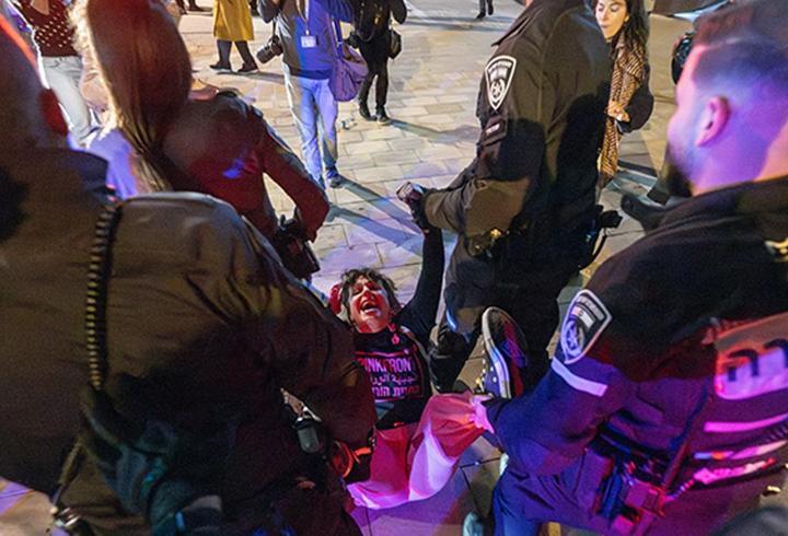 İsrail polisi savaş karşıtlarına saldırdı!