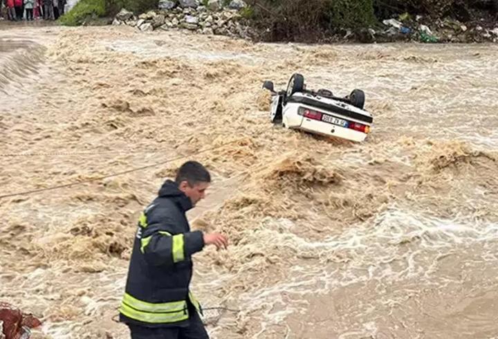 Muğla’da otomobil sel sularına kapıldı: Ölü ve yaralı var!