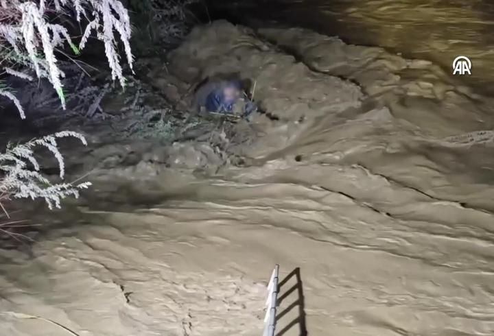 Ağaç dallarıyla hayata tutundu! Suya kapılan sürücü böyle kurtarıldı