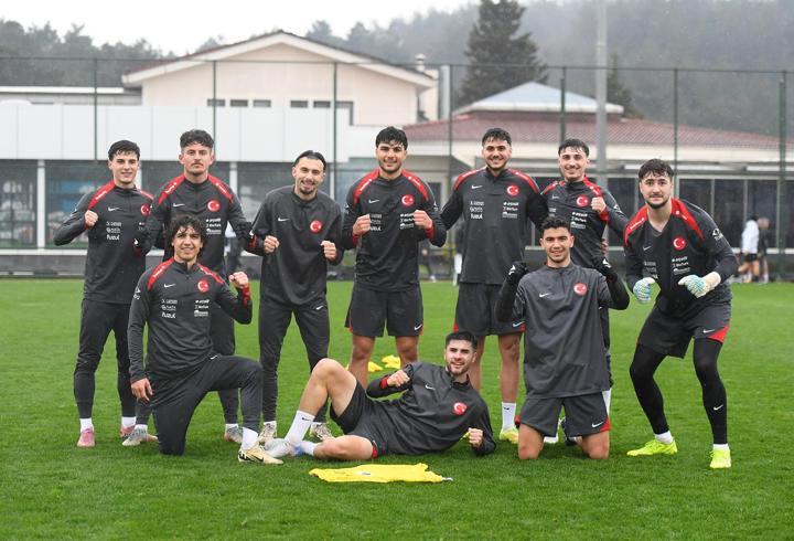 Japonya GP canlı izleme ekranı sorgulanıyor. Yeni sezonun başlamasıyla birlikte F1 yarış takvimi ve yayın bilgileri sporseverlerin ilgi odağı olurken, Formula 1 tutkunları gözlerini bu kez Suzuka’ya çevirdi; 2026 sezonunun en heyecan verici duraklarından biri olan Japonya Grand Prix’sinde geri sayım tamamlanırken, yarışın hangi kanalda ekrana geleceği ve başlangıç saatinin ne olduğu merak konusu haline geldi. İşte yarış tutkunlarının takip ettiği 2026 F1 programına ve Japonya GP’ye dair tüm deta