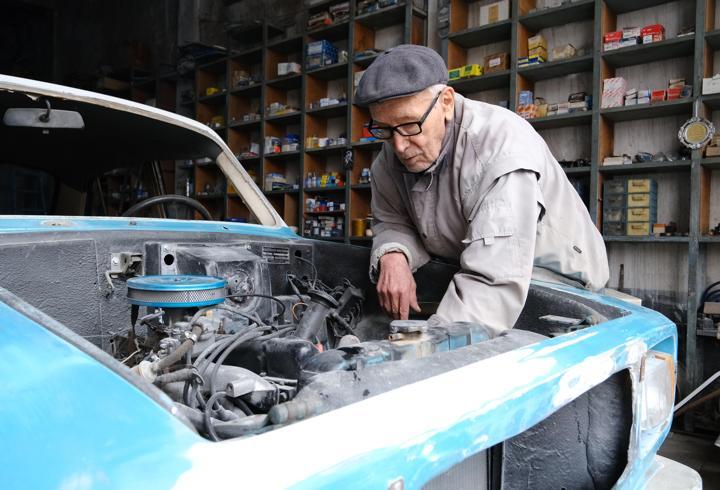 90 yaşındaki Anadol ustası, araçları yeniden trafiğe çıkarıyor