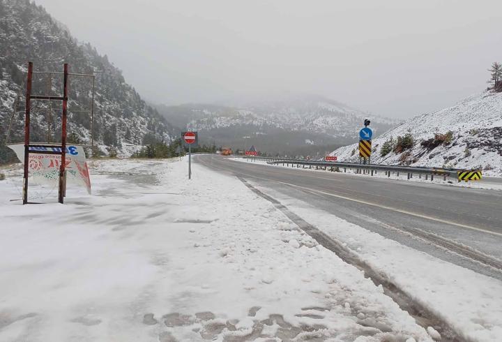 Alacabel mevkisine kar yağdı
