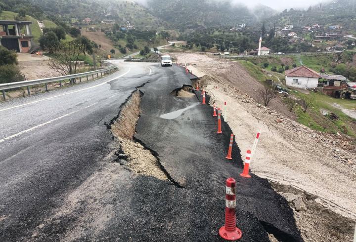 Aydın'da toprak kayması; kara yolu ikinci kez çöktü