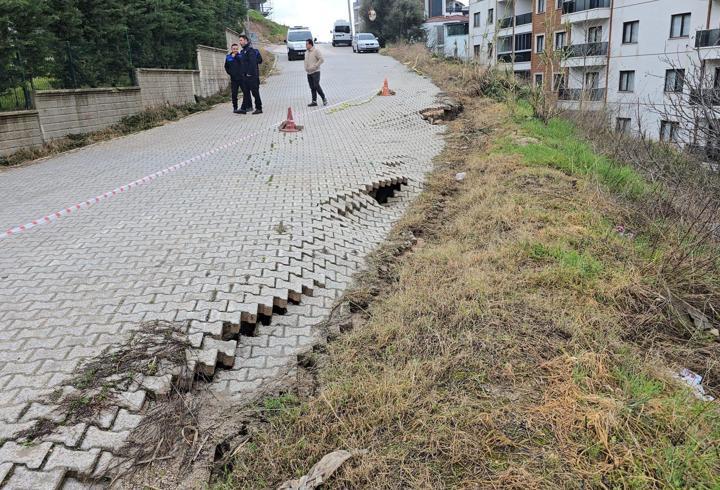 Sağanak sonrası yoldaki çökme, tedirginliğe neden oldu