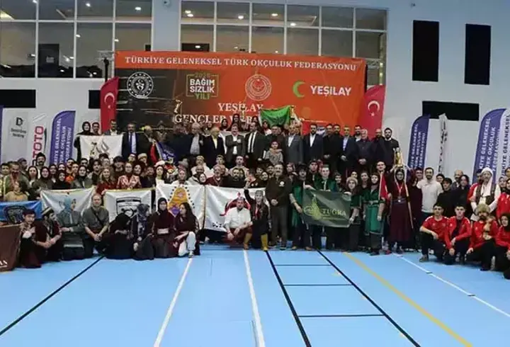 Trabzonspor, İstanbul ekipleri Galatasaray, Fenerbahçe ve Beşiktaş karşısında süren galibiyet hasretine son vermek istiyor. Bordo-mavililer, 4 Kasım 2023'te deplasmanda Fenerbahçe karşısında aldığı 3-2'lik galibiyetin ardından çıktığı 16 derbide 13 mağlubiyet ve 3 beraberlik yaşarken, bu kötü seriyi sonlandırmayı hedefliyor.1