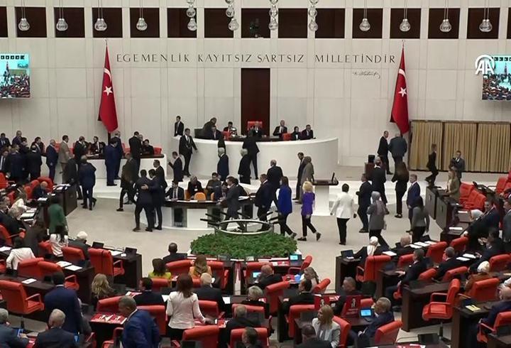 Mecidiyeköy'de metro ve metrobüsü birbirine bağlayan alt geçidi etkili olan yağış sonrası su bastı. Vatandaşların yürümekte zorlandığı anlar kameralara yansıdı.7