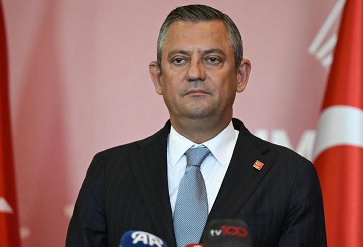 Türkiye, deprem kuşağında yer alan bir ülke olması nedeniyle fay hatları ve deprem riskleri konusunda sürekli gündemde. 2026 yılı için güncellenen AFAD ve MTA Türkiye Fay Hattı Haritası ile hangi illerin diri fay hatlarından geçtiği ve hangi bölgelerde yüksek deprem riski bulunduğu net bir şekilde görülebiliyor. 6 Şubat 2023’te Kahramanmaraş merkezli gerçekleşen 7.7 ve 7.6 büyüklüğündeki depremler, Türkiye’nin deprem riskini bir kez daha gündeme taşıdı. Özellikle İstanbul, İzmir ve diğer büyük ş