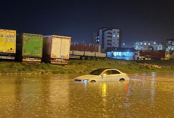 Şırnak'ta sel: Araçlarda mahsur kalanlar kurtarıldı