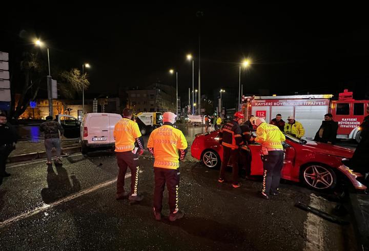 Kayseri'de hafif ticari araç ile otomobil çarpıştı: 2 yaralı