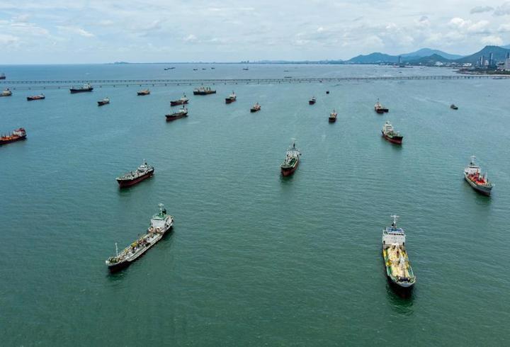 İki LNG tankeri Hürmüz Boğazı'ndan geçti