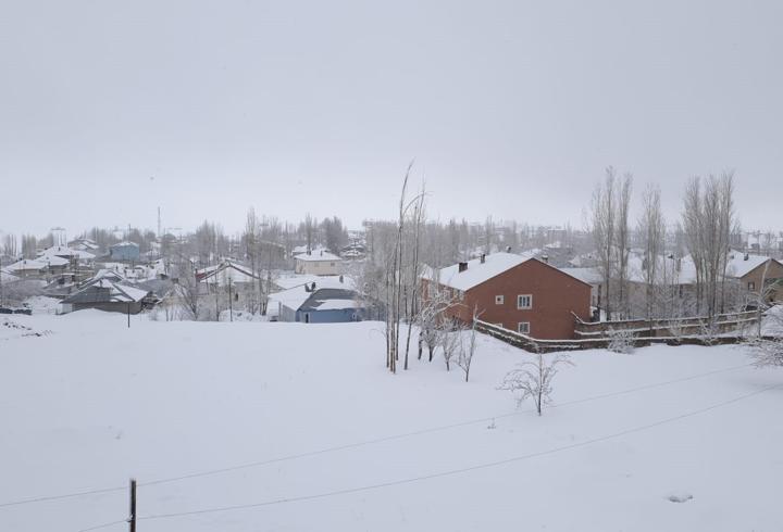 Van'da 34 yerleşim yeri kardan kapandı