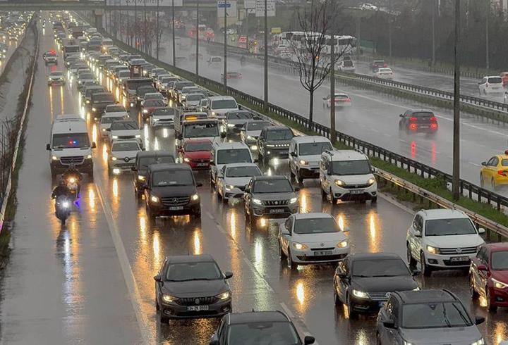 İstanbul, Ankara, İzmir ve Bursa’da barajların güncel durumu, son yağışların ardından vatandaşlar tarafından yakından takip ediliyor. Şehirlerin içme suyu ihtiyacını karşılayan bu barajlarda doluluk seviyeleri kurumlar tarafından düzenli olarak paylaşılırken, özellikle İstanbul için İSKİ, Ankara için ASKİ verileri öne çıkıyor. Dört büyük ildeki barajların mevcut kapasitesi, yağışların etkisi ve su rezervlerindeki değişim merak edilirken, Ömerli, Tahtalı, Akyar gibi önemli barajların son durumuna