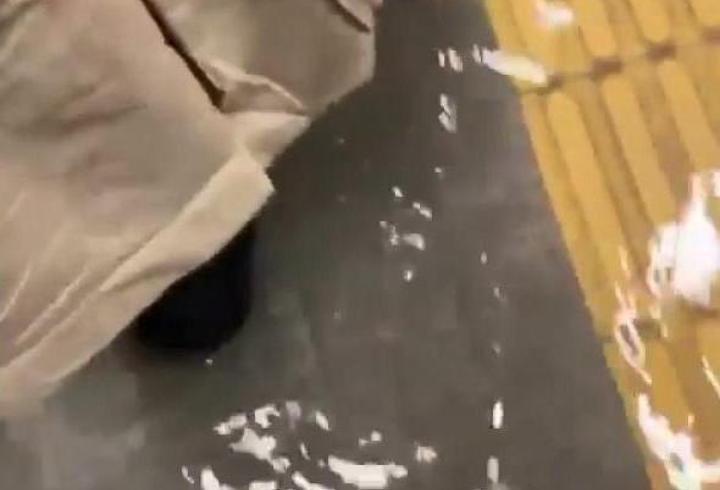 İstanbul - Mecidiyeköy metro alt geçidini su bastı; vatandaşlar yürümekte zorlandı